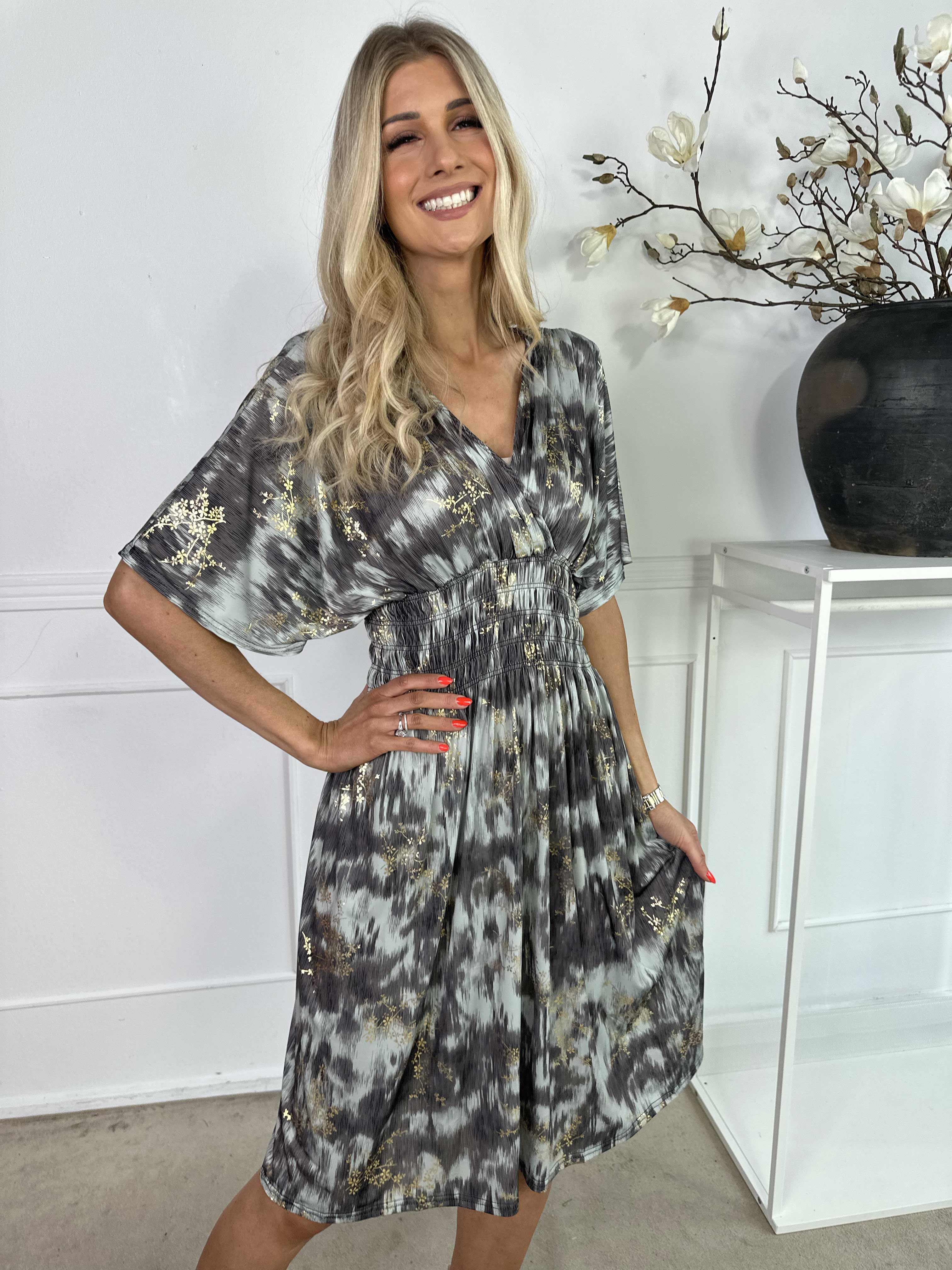 Pams Art Short - Mønstret elastisk kjole med guld blomster